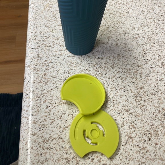 New 2024 Starbucks Winter Collection
Geometric Blue Ceramic Tumbler (12 oz) - Picture 4 of 6